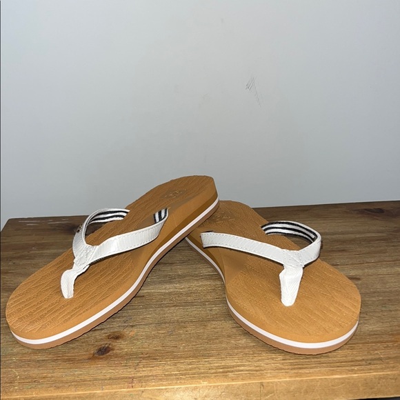White and Tan Thong Sandals with Y-Strap Design - Picture 1 of 5